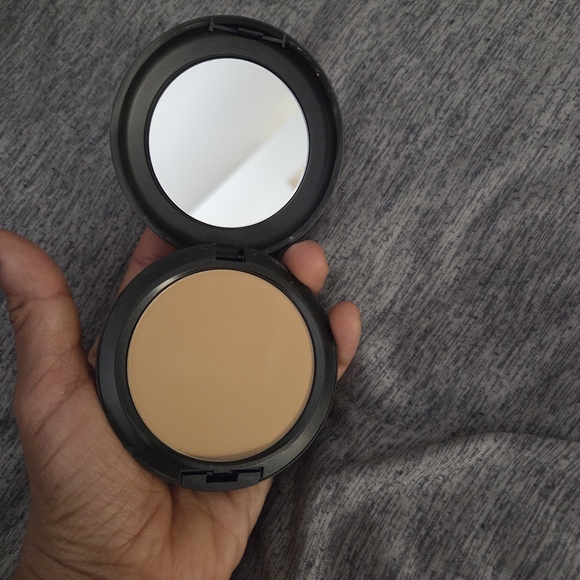 Mac Matte Fix Powder + Foundation - Picture 3 of 5
